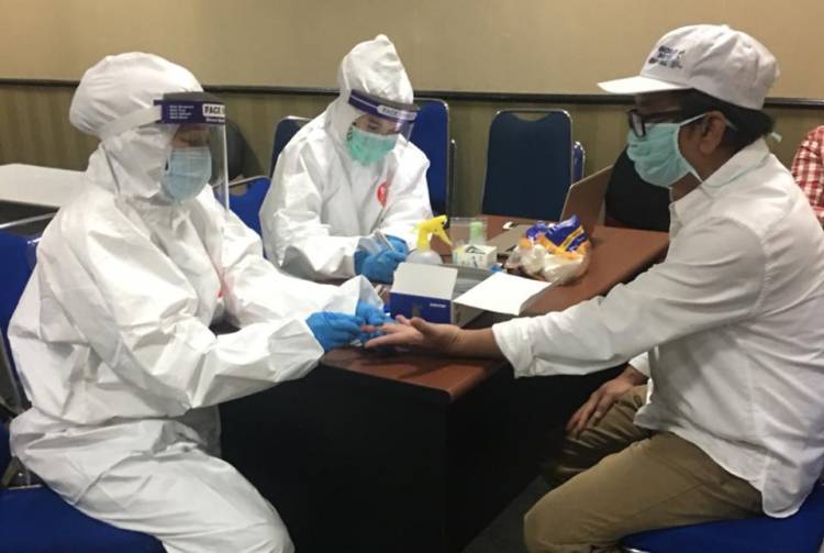 Pegawai Diskominfo Banten Jalani Rapid Test