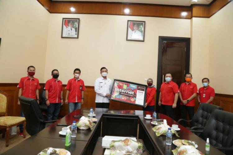 Wagub Minta Telkomsel Perluas Jaringan Internet hingga Pelosok Banten