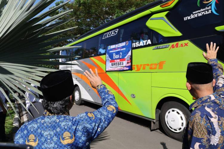 Pj Gubernur Al Muktabar Lepas 20 Bus Mudik Gratis Pemprov Banten