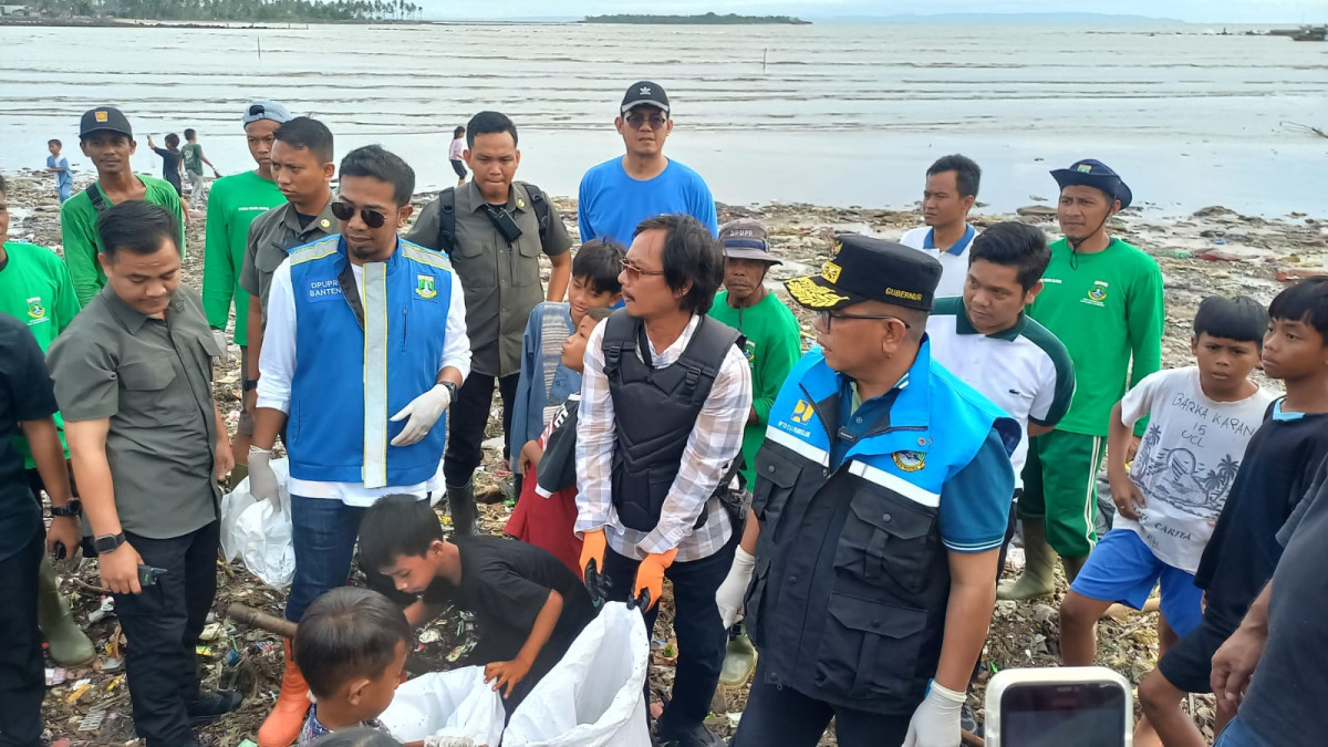 Gubernur Banten Andra Soni Bersama Masyarakat Bersihkan Tumpukan Sampah Pantai Teluk Labuan