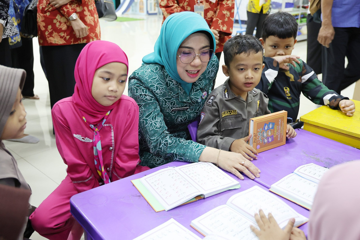 Kunjungi PAUD Al Bantani, Bunda PAUD Tinawati Andra Soni Ajak Anak Bermain dan Berdialog Interaktif