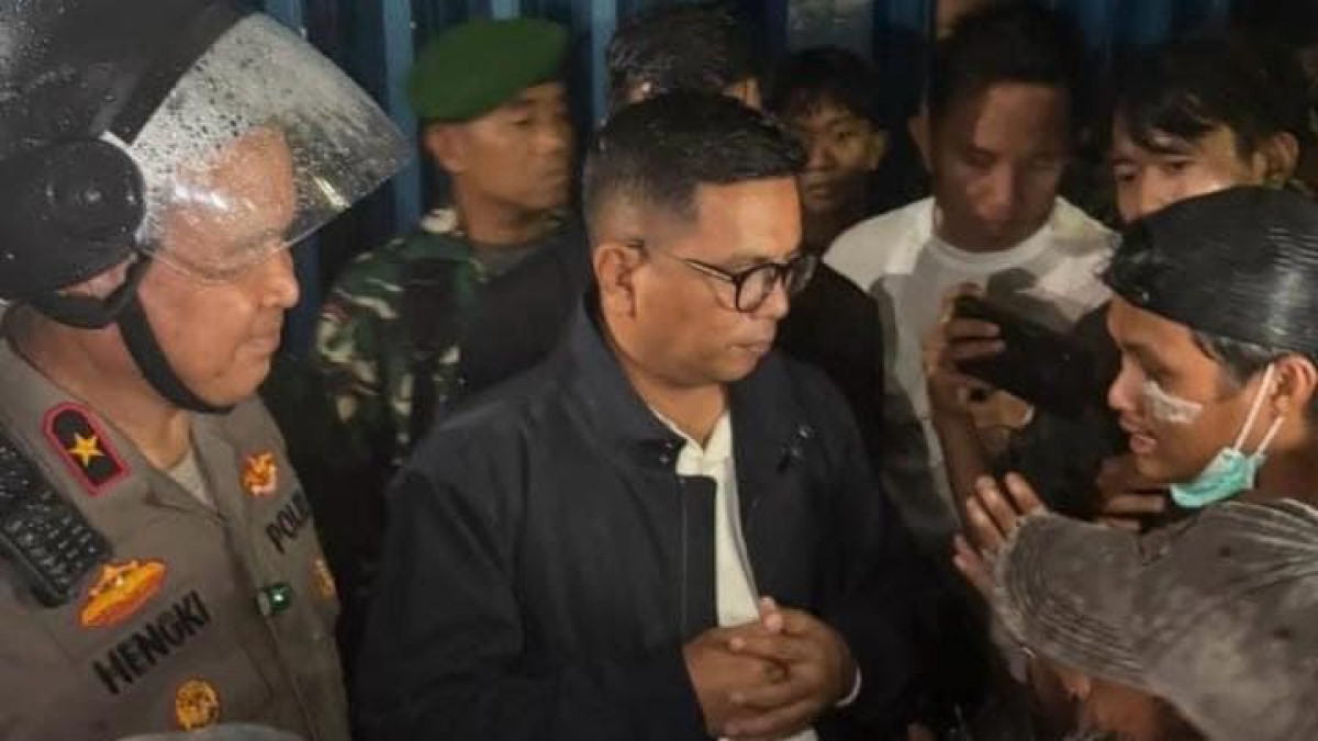 Gubernur Banten Andra Soni dan Kapolda Banten Temui Massa Aksi di Tengah Hujan Deras