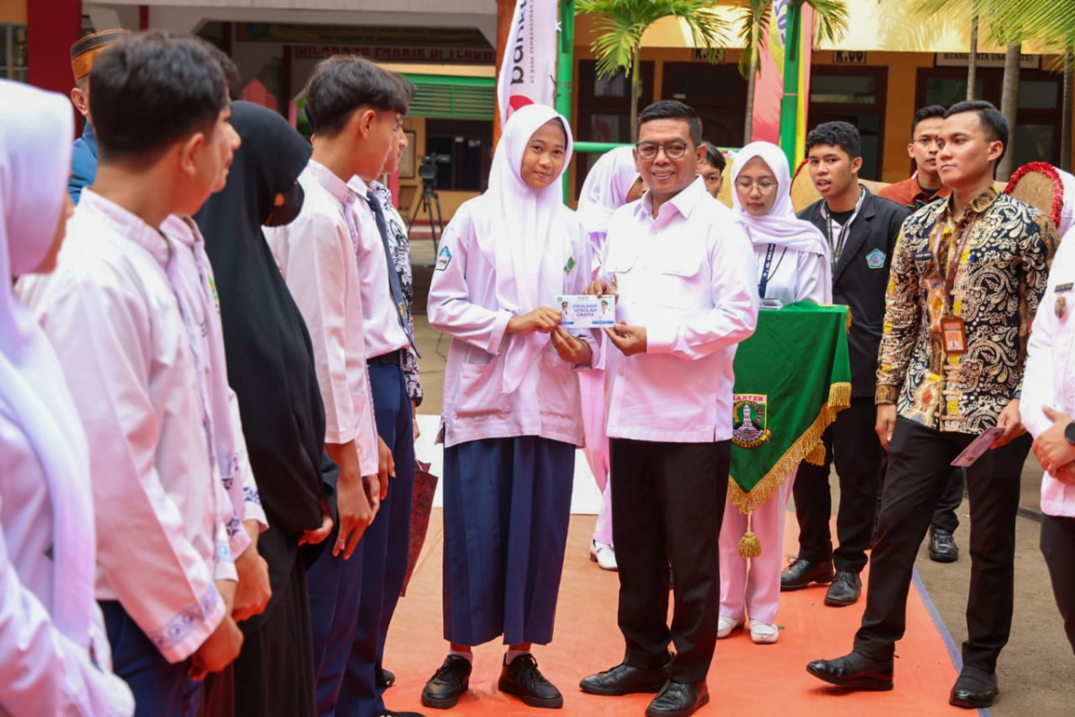 Gubernur Banten Andra Soni Serahkan Buku Tabungan Program Sekolah Gratis Tahun Ajaran 2025/2026