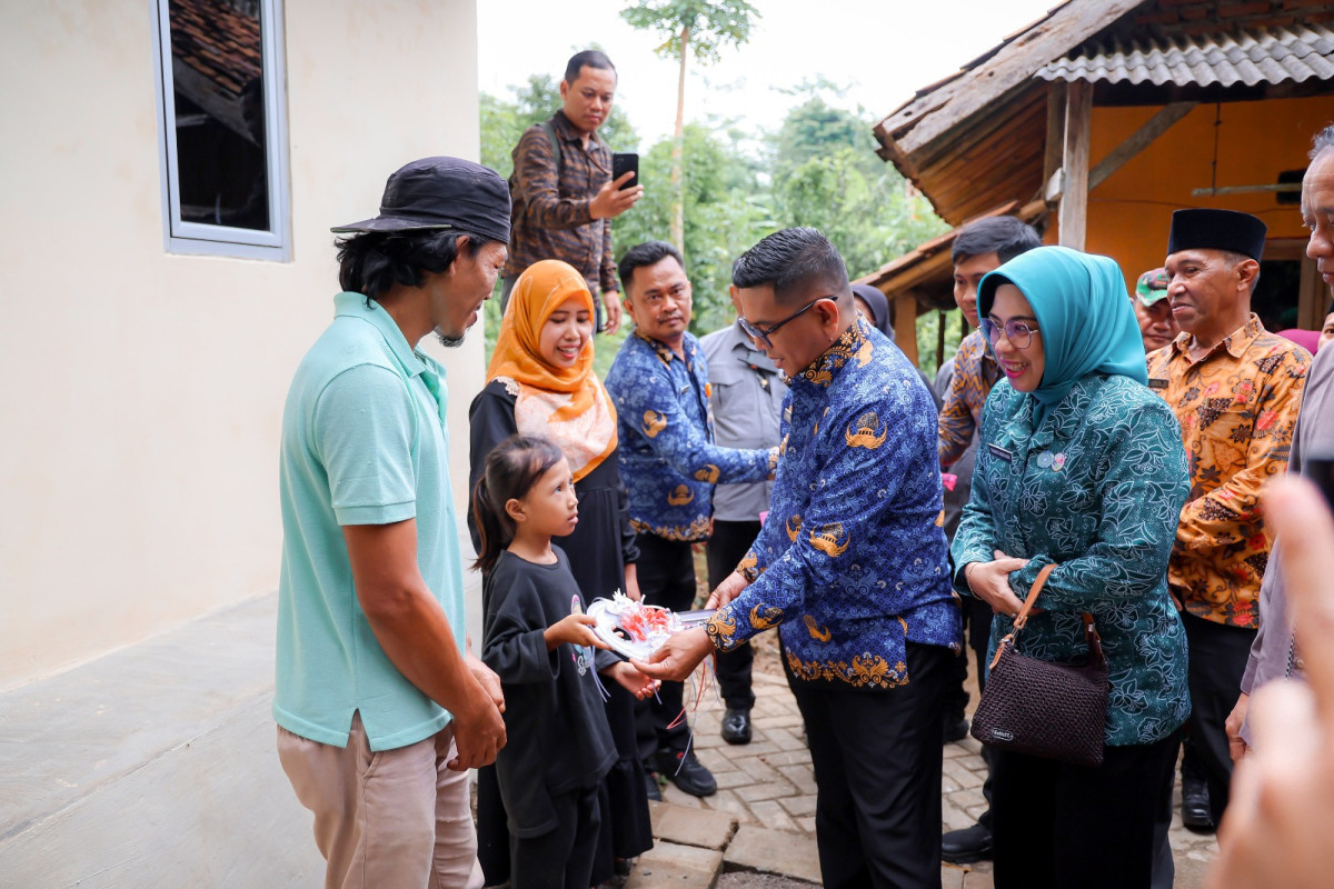Gubernur Banten Andra Soni Serahkan Kunci Rumah Layak Huni Kepada Warga Kabupaten Serang